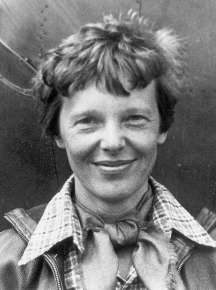 Amelia Earhart vor ihrer Lockheed Electra vor dem Weltflug 1937