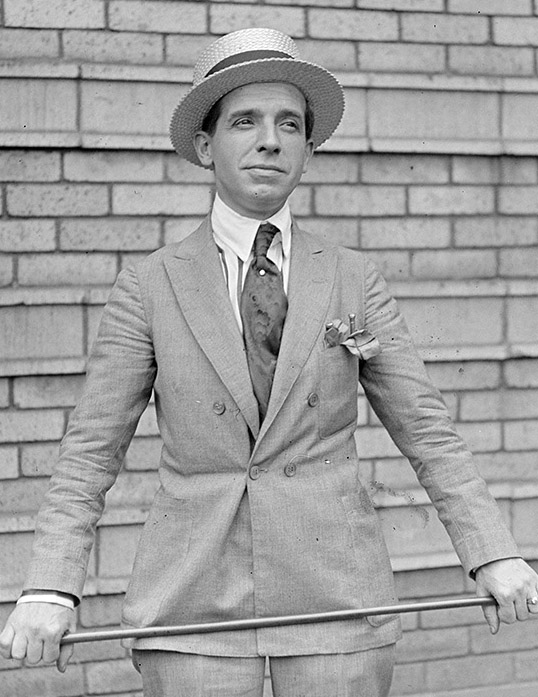 Charles Ponzi, o promotor de Boston cujo colapso dos cupões de resposta postal de 1920 se tornou o epónimo de uma classe de fraude de investimento.