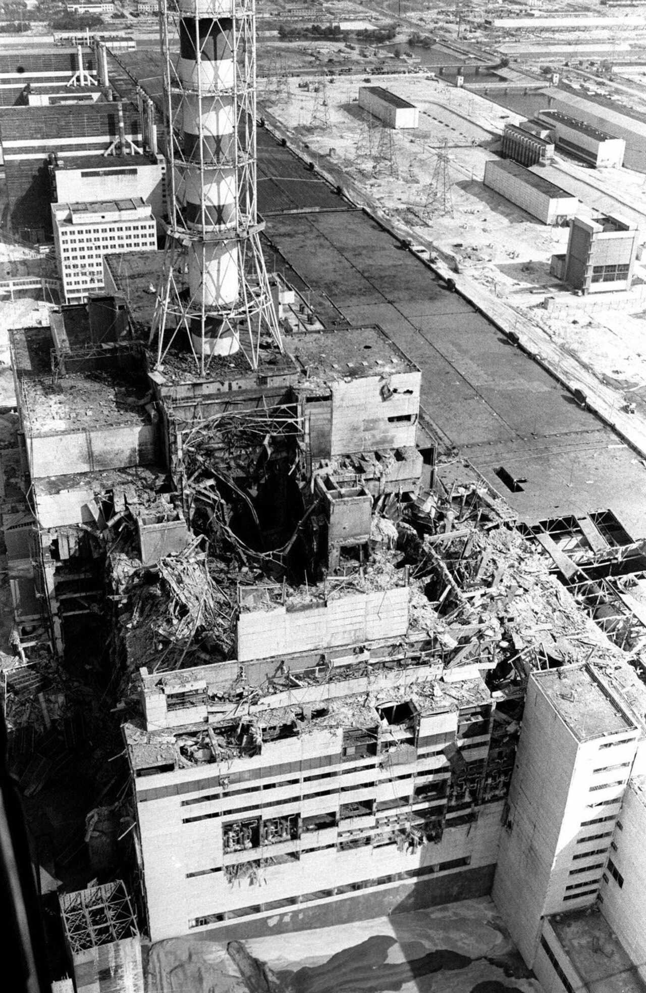 Das Kernkraftwerk Tschernobyl nach dem Unfall 1986, Reaktor 4 links.