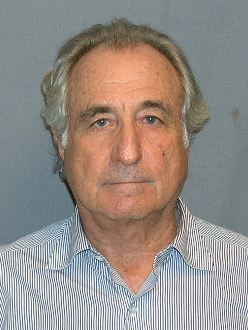 Bernard L. Madoff, o gestor de investimentos de Nova Iorque cujo colapso de 2008 se tornou o maior caso Ponzi então registado em tribunal dos EUA.