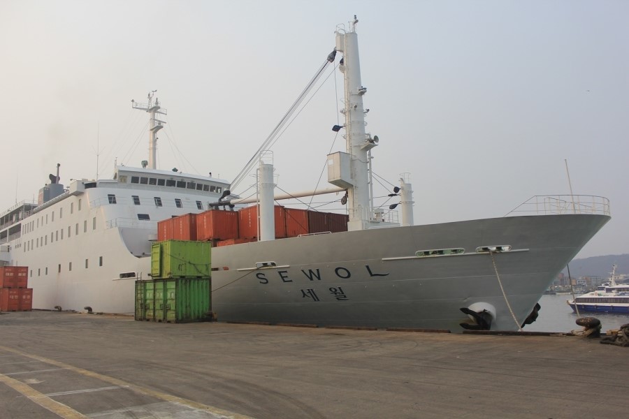 Die MV Sewol, krängend im Gelben Meer am 16. April 2014.