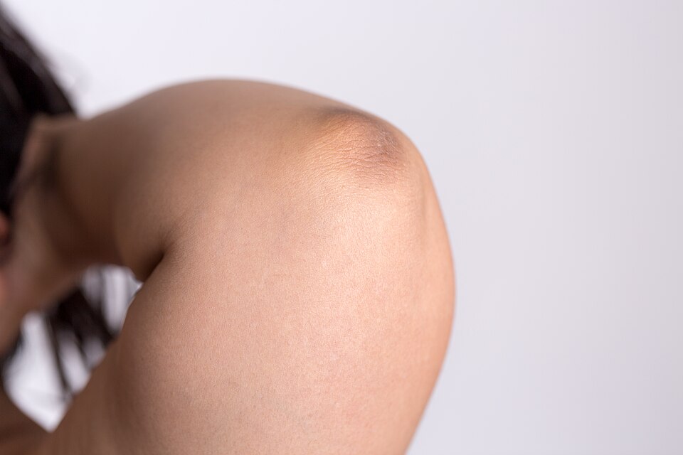 팔꿈치를 편 채 손목과 아래팔을 스트레칭하는 사람