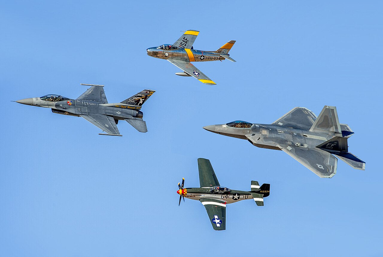 Aviones de combate históricos en vuelo o en exhibición